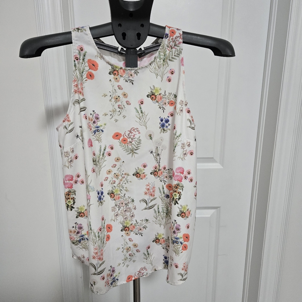 This Dalia floral sleeveless blouse features a button-down back and a lightweigh